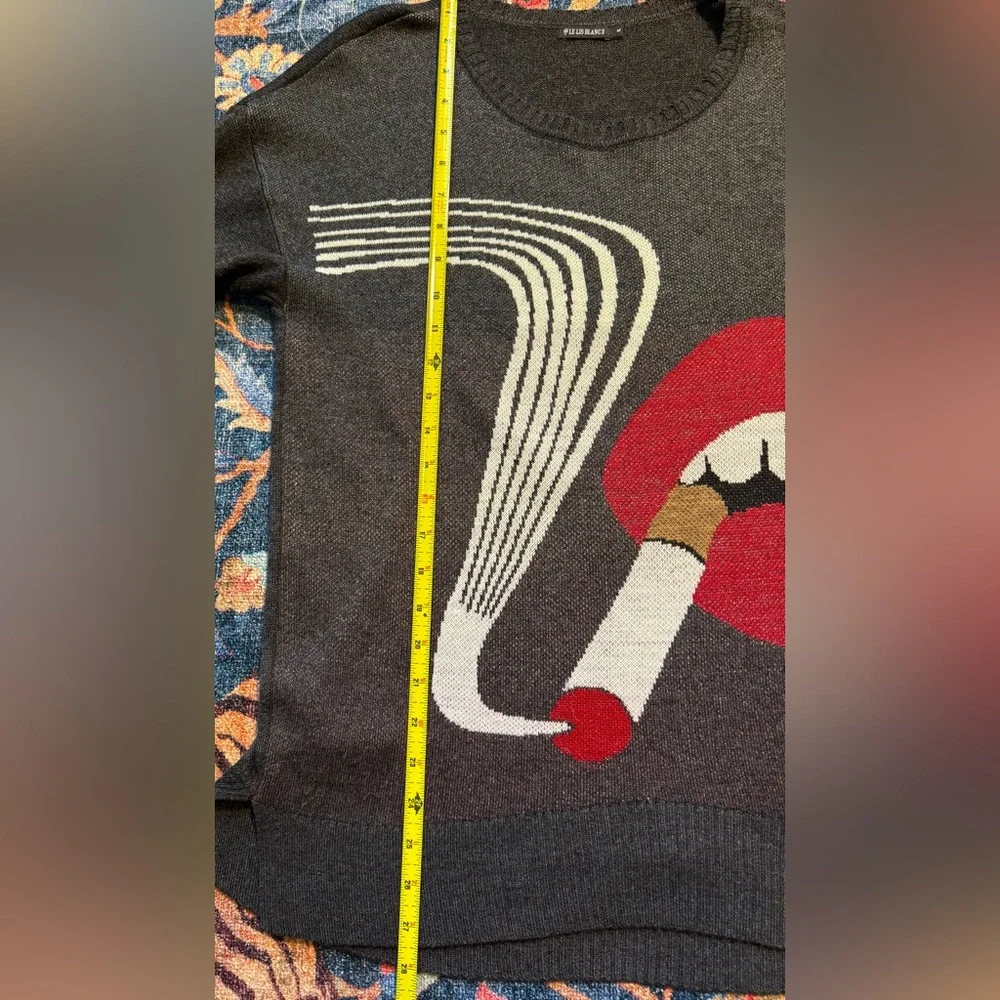 Le Lis Blanc Deux Graphic Sweater - Gray and Red size Medium - Picture 7 of 9